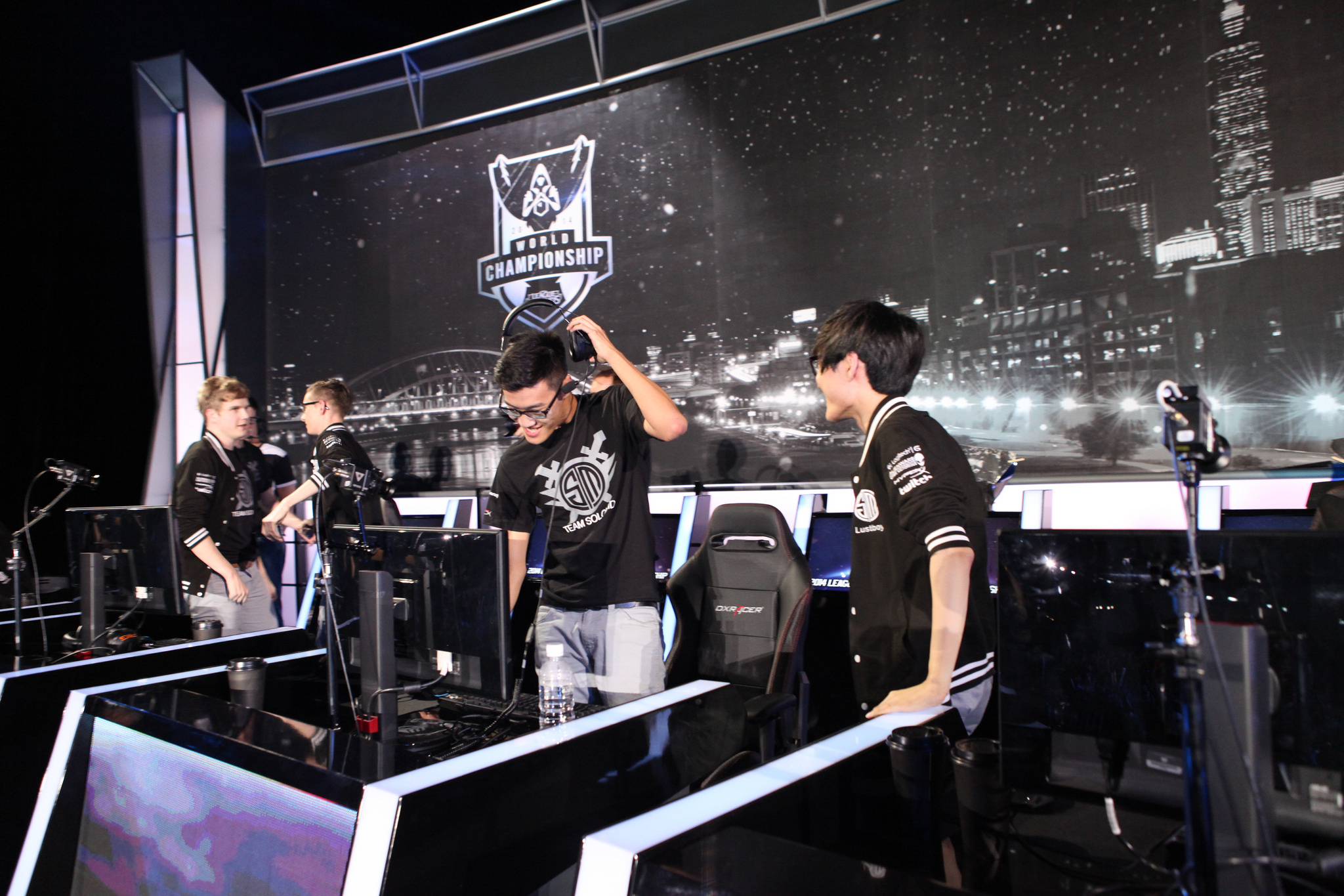 T1战队决胜局翻盘：Faker沙皇领衔八强晋级，团队配合铸就关键胜利